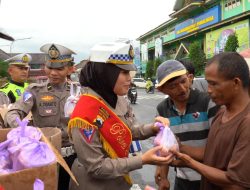 Bagi-bagi Takjil Sembari Sosialisasikan Tertib Berlalu Lintas