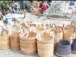 Memanfaatkan Eceng Gondok Untuk Berbagai Produk Kerajinan
