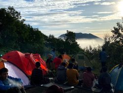Indahnya Menyaksikan Gunung-gunung Beralaskan Awan di Puncak Ranti