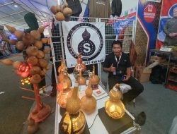 Suryo Marwondo Mengubah Labu Botol Jadi Aneka Kerajinan