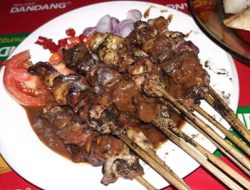 Sate Kelinci Pak Mun Sediakan Suvenir Celengan Berbahan Gypsum