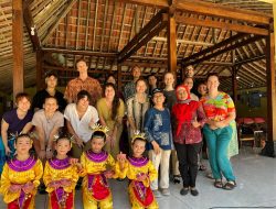 Mahasiswa Amerika Serikat Belajar Budaya dan Ajari Santri Gunungkidul Bahasa Inggris