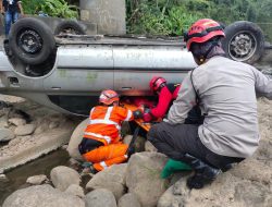 Tim Rescue Basarnas Yogyakarta Gelar Simulasi Evakuasi Korban Mobil Jatuh dari Jembatan Kreo