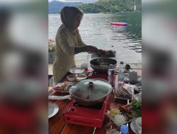 Menikmati Steamboat di Tepian Danau Toba