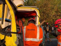 Truk Telur vs Truk Ekspedisi ‘Adu Banteng’ di Jalan Sogan-Karangwuni