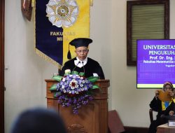 Kuwat Triyana Dikukuhkan Sebagai Guru Besar UGM
