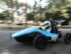 Tim Yacaranda UGM Juara Umum Kompetisi Mobil Listrik Indonesia
