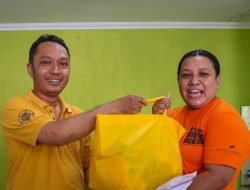 UGM Serahkan Bantuan Sosial ke Buruh Gendong Pasar Giwangan