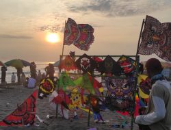 Menawarkan Layang-layang Menggapai Rejeki di Pantai Parangtritis