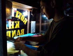 Musim Hujan, Roti Bakar Bikinan Priyo Dikerubut Pembeli