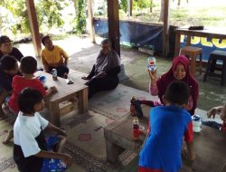 Anak-anak Asyik Mewarnai Celengan Doraemon di Wisata Watu Bulus