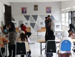 Rektor UGM Pastikan Pemungutan Suara di TPS Loksus UGM Berlangsung Lancar