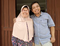 Pak Je, Jualan Kayu Bakar, Sarapan Karak Nasi Direndam Jlantah