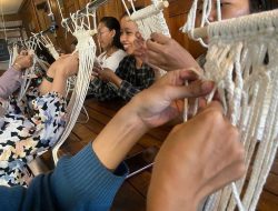 Ngabuburit Membuat Makrame di Kasongan