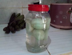 Kiat Praktis Bikin Telur Asin Pakai Rendaman Air Garam