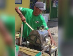 Lebaran Tetap Jualan Es Sari Tebu untuk Ambil Ijazah Anak