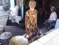 Mbah Muhadi, Puluhan Tahun Meracik Sate dan Tongseng Kambing