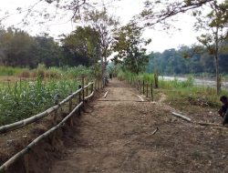 Warga Karangwetan Gotong Royong Buka Akses Jalan Tepi Kali