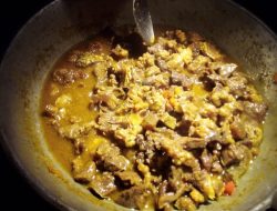 Menikmati Tongseng Kepala Sapi Masak di Pinggir Kali