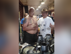 Warung Kopi Asiang: Buka Dini Hari, Baristanya Tanpa Baju