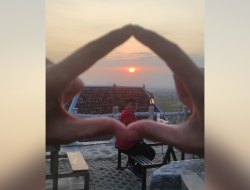 Menikmati Sunset dari Puncak Sosok