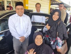 Presiden Jokowi Mampir ke Kalurahan Condongcatur Bagikan Beras dan Sembako kepada Warga Kurang Mampu