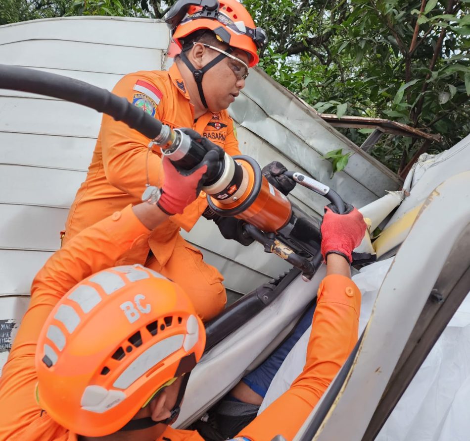 Tabrak Pohon di Batas Kota Gunungkidul, Dua Pengendara Mobil Boks Dievakuasi Tim Basarnas Yogya