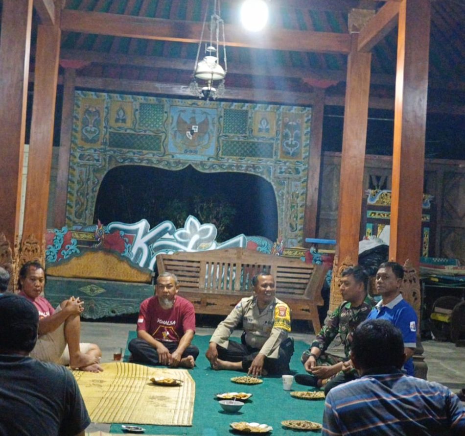 Jalin Kemitraan, Bhabinkamtibmas dan Babinsa Condongcatur Sambangi Ronda Warga di Padukuhan Kayen