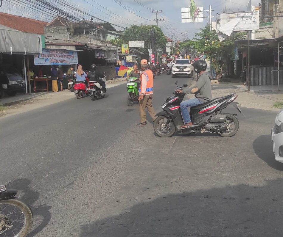 Belajar Hidup dari “Pak Ogah”: Urip Opo Anane