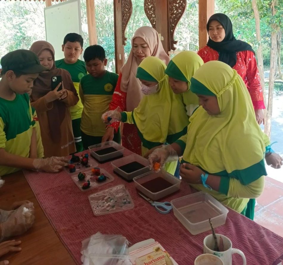 Tim PPK Ormawa Himars UTY bersama Pokdarwis Green Kayen Melakukan Uji Coba Paket Edukasi Wisata Ramah Anak dengan Peserta Siswa SD Muhammadiyah Kayen