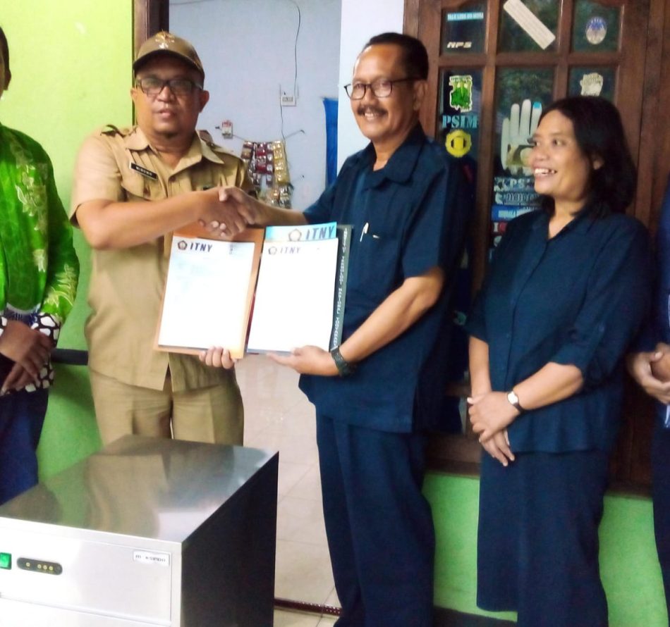 Rektor ITNY Serahkan Bantuan Mesin Pembuat Es Kristal kepada KMTI Kedungrong