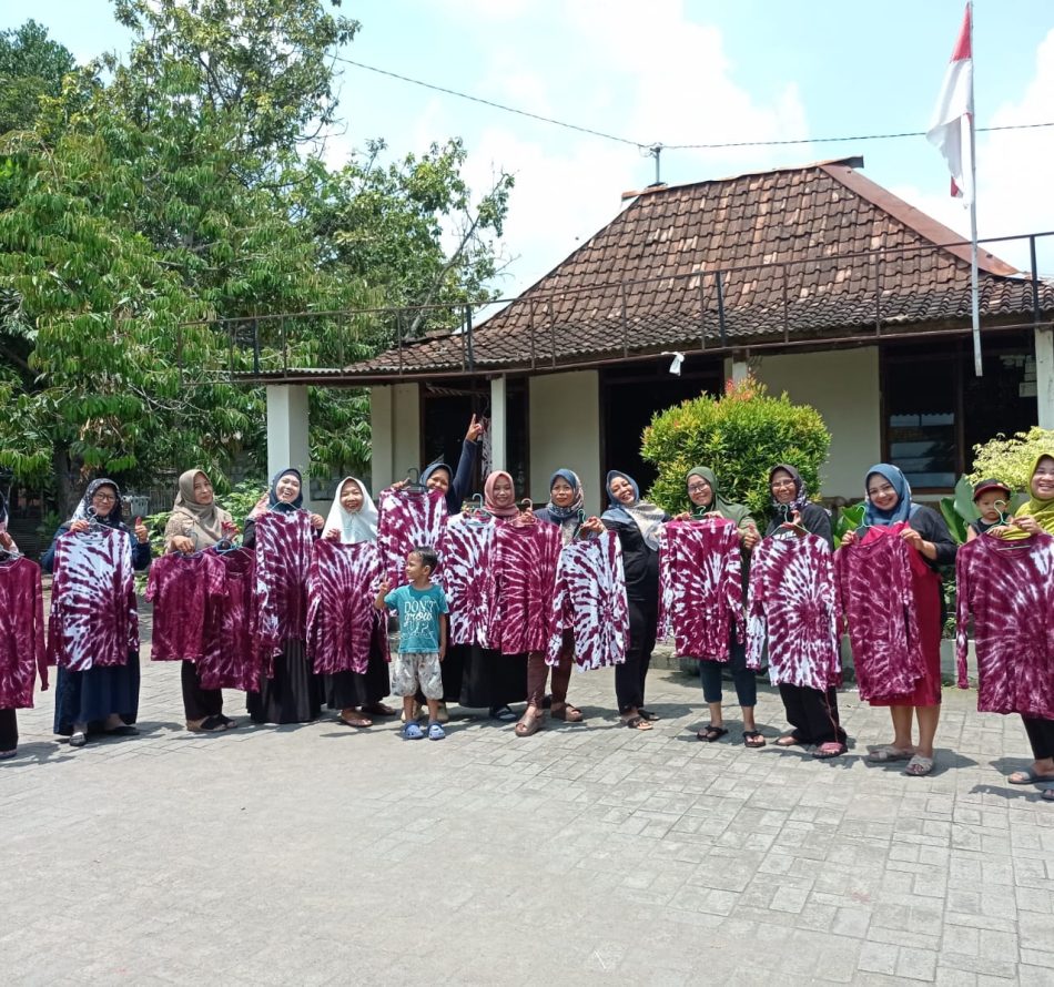 Anggota UPPKA 17 Condongcatur Ikuti Pelatihan Bikin Batik Shibori