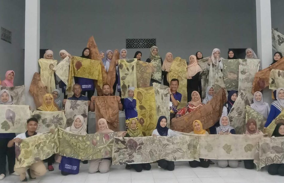 Rombongan Kampus dari Malaysia Belajar Ecoprint di Padukuhan Joho