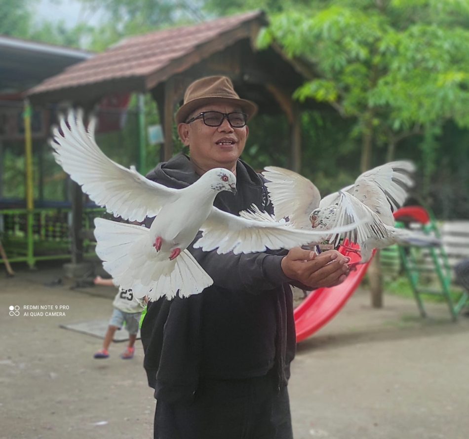 Refreshing dengan Memberi Pakan Burung dan Ikan di Embung Potorono