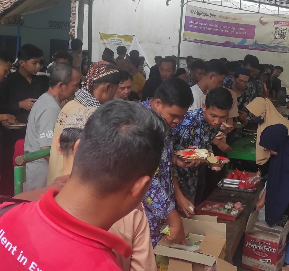 Jumat Berkah Masjid Al Mataab Sediakan Ratusan Piring Nasi Rames