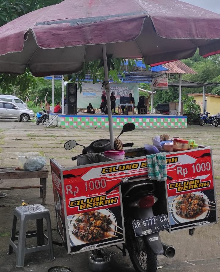 Bakul Cilung Embung Potorono Nyanyi Karaoke: Dana Belanja Dana Asmara Kalau Bisa Janganlah Berbeda