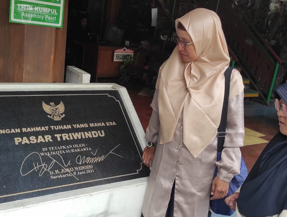 Naik KRL Yogya-Solo Berburu Barang Antik di Pasar Triwindu
