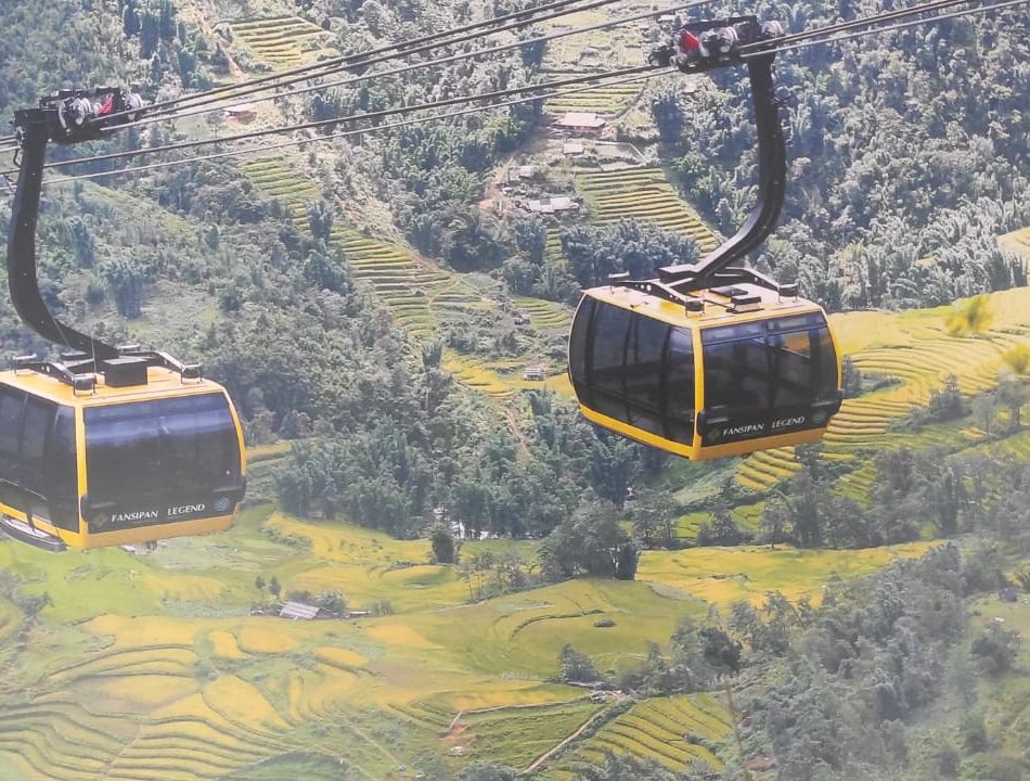 Naik Kereta Gantung Menjangkau “Atap Indochina”