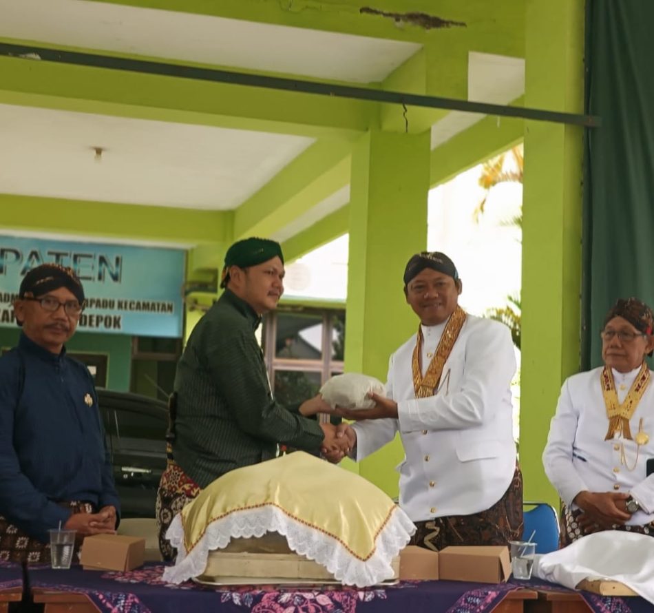 Panewu Depok Serah Terima Uba Rampe Labuhan Merapi dari Karaton Ngayogyakarta