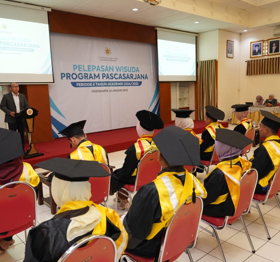Dekan Lepas 12 Wisudawan Pascasarjana