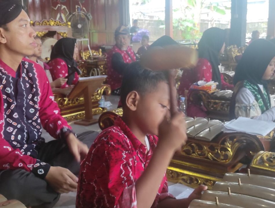 Anak-anak Lintas Etnis Bhineka Tunggal Laras Banjarbaru Kalsel Melantunkan Gendhing-gendhing Karawitan