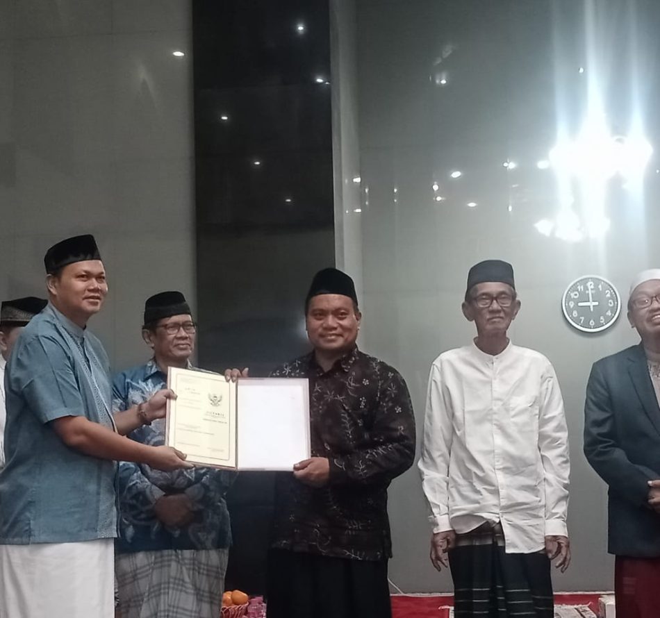 Panewu Depok Melantik Pengurus dan Menyerahkan Akta Notaris Yayasan Masjid Baiturrahim Kentungan