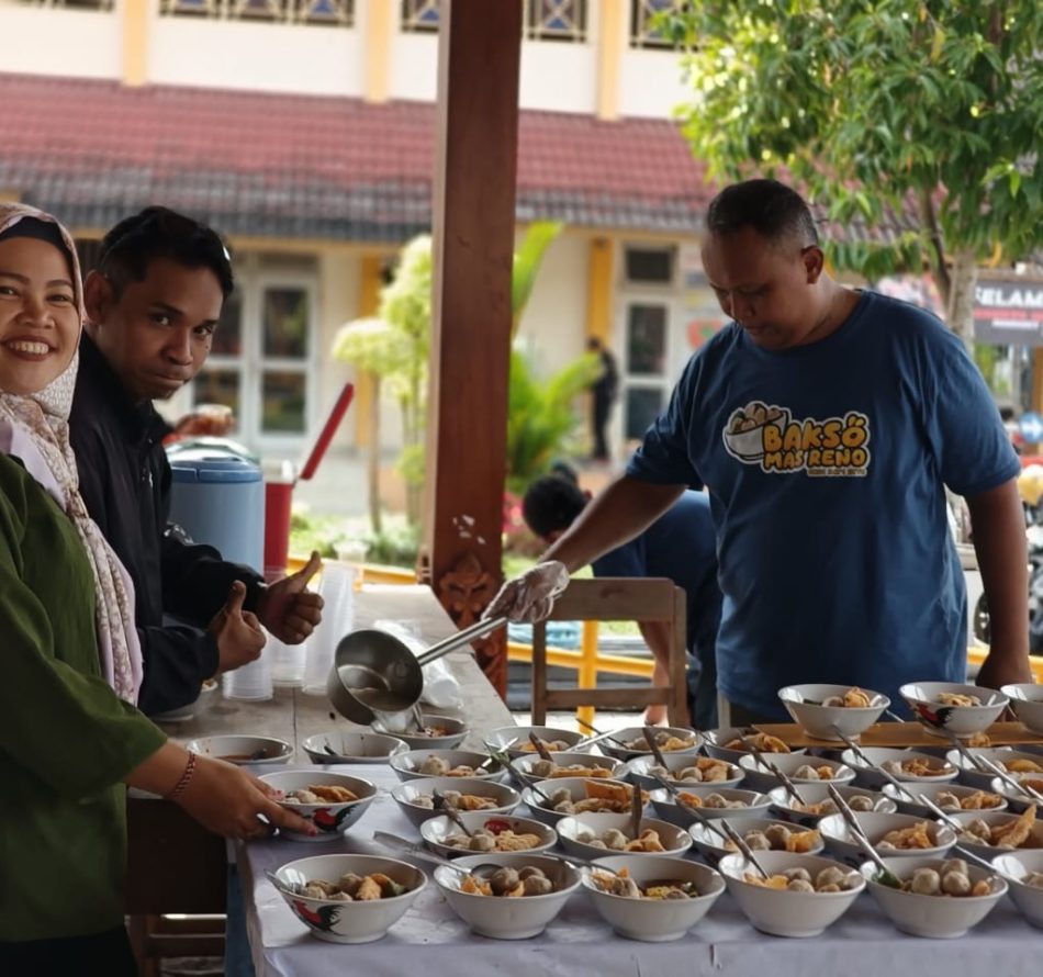 Bayar PBB Panutan di Pendopo Kalurahan Condongcatur, Warga Disuguhi Bakso Gratis