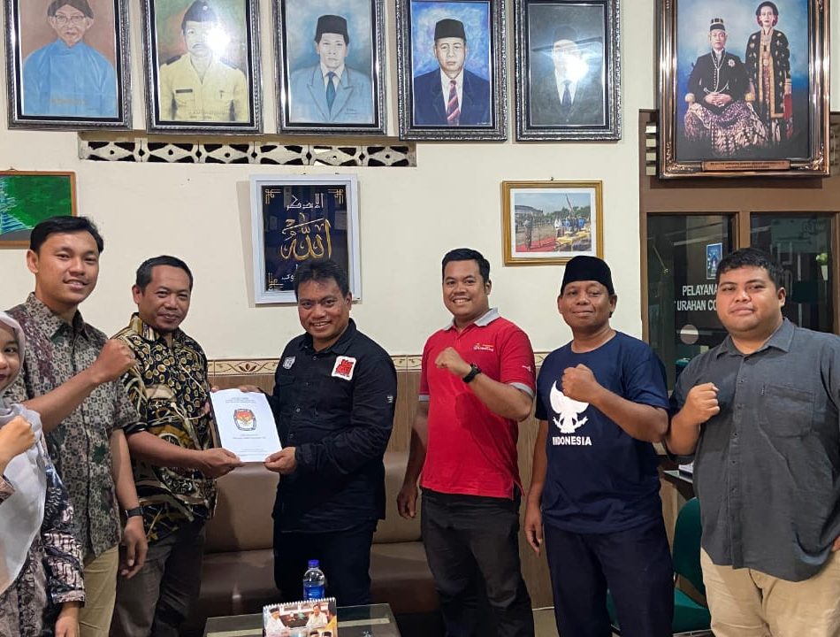 PPS Condongcatur Serahkan Buku Laporan Kinerja Pelaksana Pilkada Sleman Sekaligus Pamitan Kepada Lurah