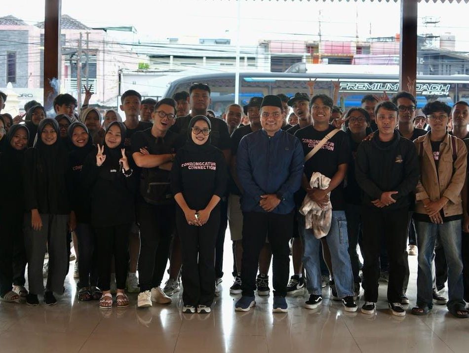 Lurah Condongcatur Lepas Rombongan Outbound Karang Taruna Bhaktiloka ke Klaten