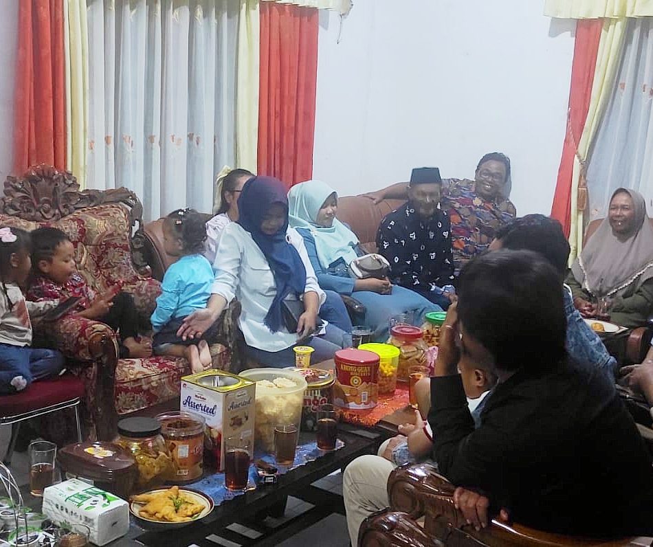 Persaudaraan Bu Ngatirah Mantan Guru SDN Ngablak 5 dengan Warga Bandongan Kulon: Paseduluran Sampai Akhir Zaman