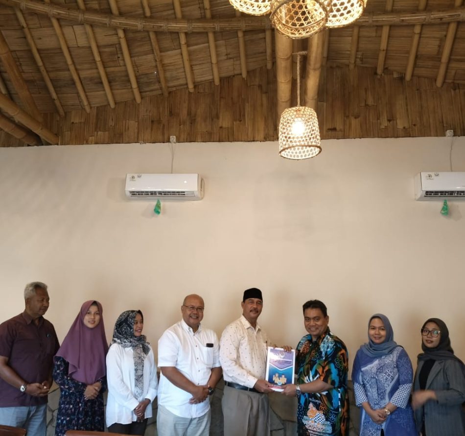 Lurah Condongcatur Terima Buku LPJ Panitia Pengisian Pamong