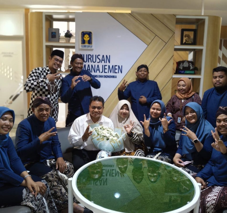 Lurah Condongcatur Lulus Ujian Disertasi Program Doktoral UII