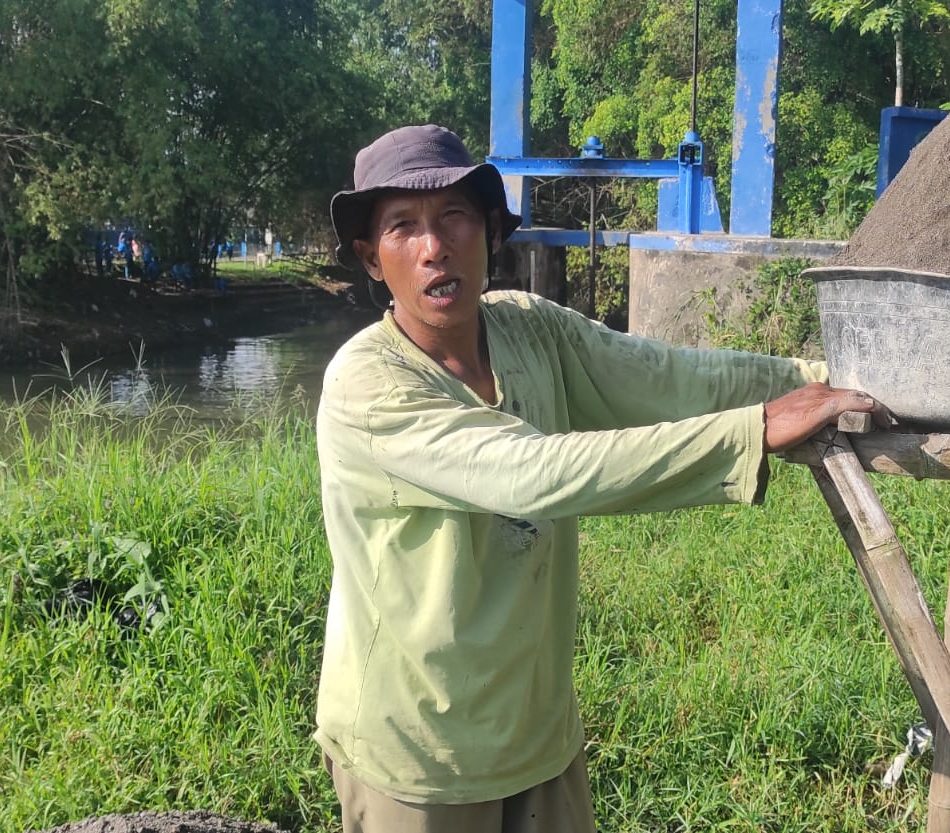 Gogoh Wedi di Kali Mruwe: Dapat Uang Badan Sehat