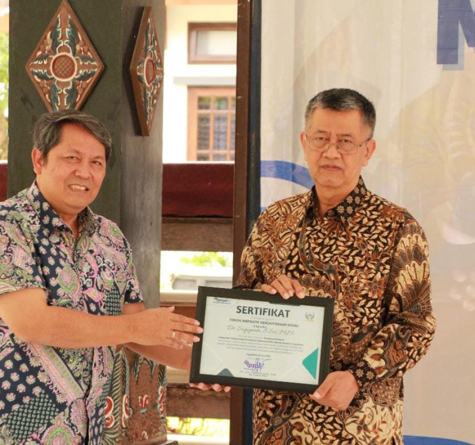 Rektor Universitas Gunungkidul Dr Sugiyanto Menerima Penghargaan Tokoh Inspiratif Kesejahteraan Sosial